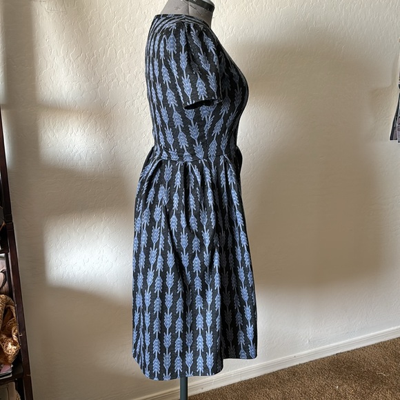Blue and charcoal arrow/chevron print dress - Picture 6 of 10